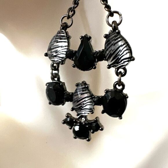 Black zebra statement earrings - Picture 5 of 7